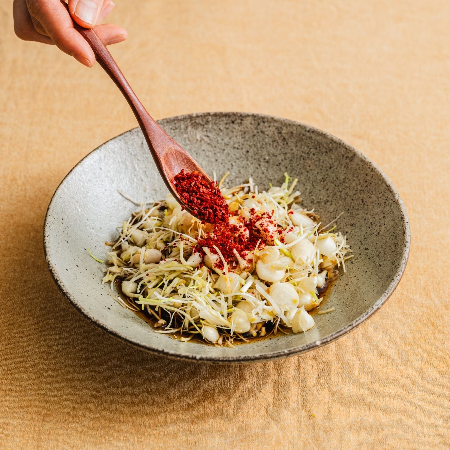 고춧가루와 참기름, 통깨, 청홍고추를 넣어 고루 섞어주세요.