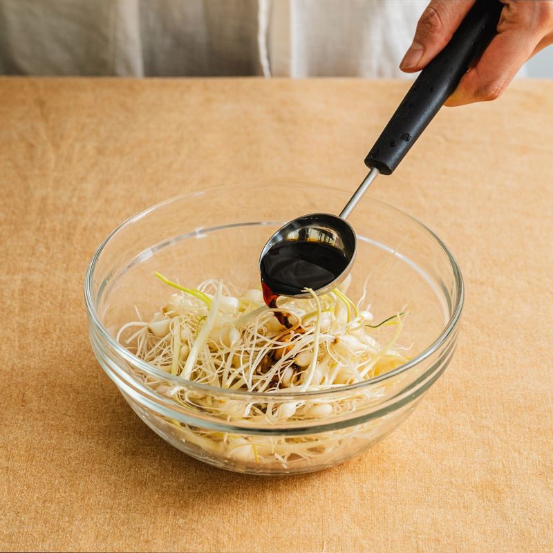 볼에 손질한 은달래를 담아주세요. 간장, 고춧가루, 식초를 넣어 가볍게 무쳐주세요. 참기름을 넣고 살살 섞어주세요.