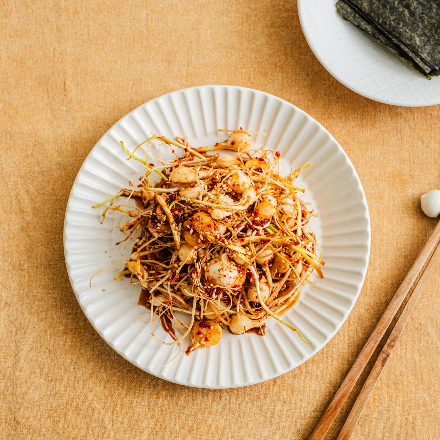 접시에 담고 통깨를 뿌려 마무리해주세요.