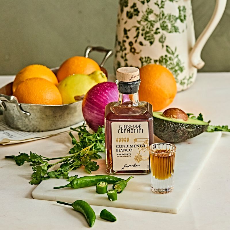 오렌지 살사 샐러드 을 위한 재료 이미지로 오렌지,적양파,아보카도,고수,청양고추 등으로 구성 되어있습니다.