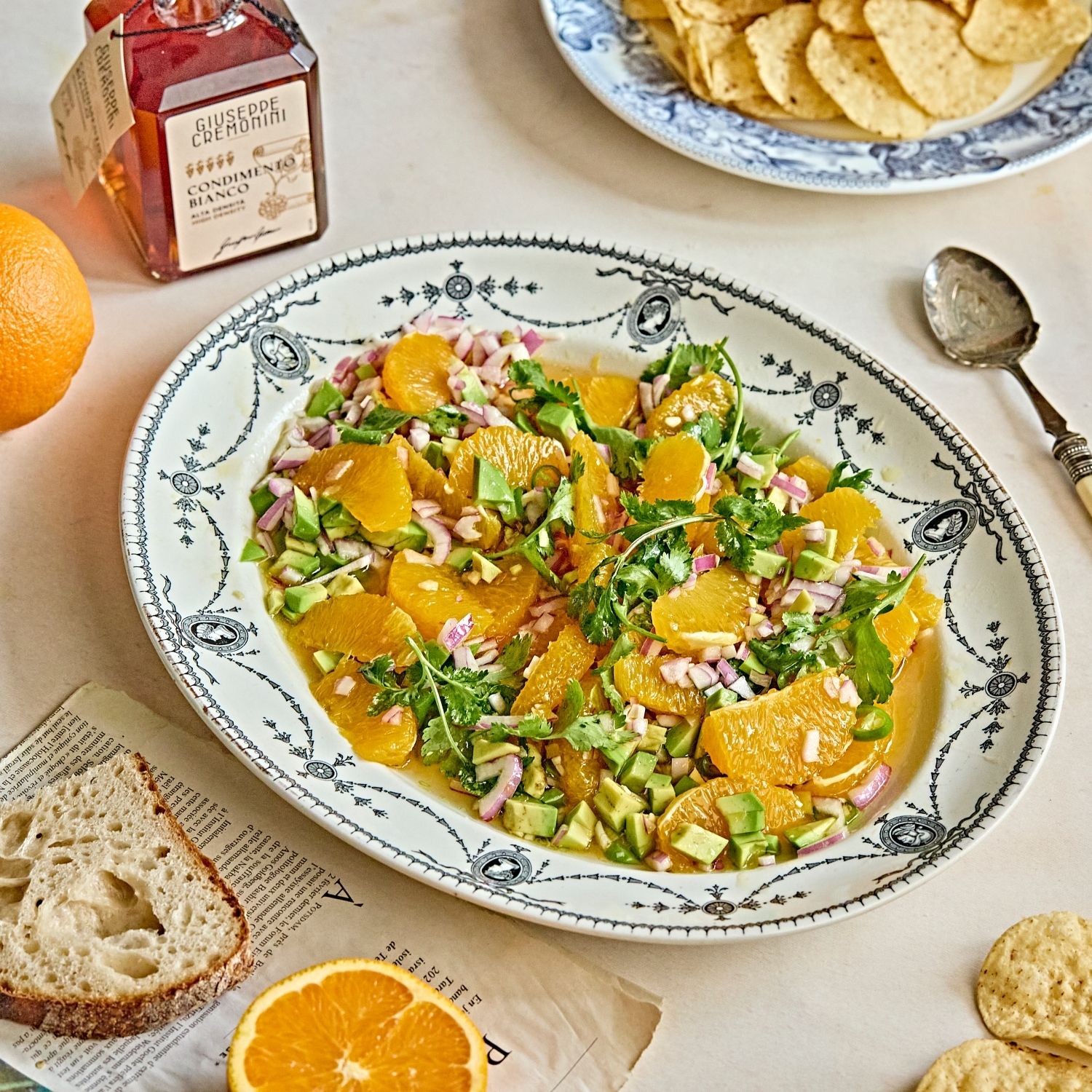 그릇에 담아 맛있게 즐겨주세요.
(tip. 오렌지 살사 샐러드는 닭가슴살이나 통밀빵 등을 곁들여 가벼운 식사로 즐겨도 좋고 메인 요리에 곁들이는 사이드 메뉴로도 훌륭해요, 구운 생선이나 스테이크, 타코플레이트를 만들어 근사한 저녁으로 활용해보세요)