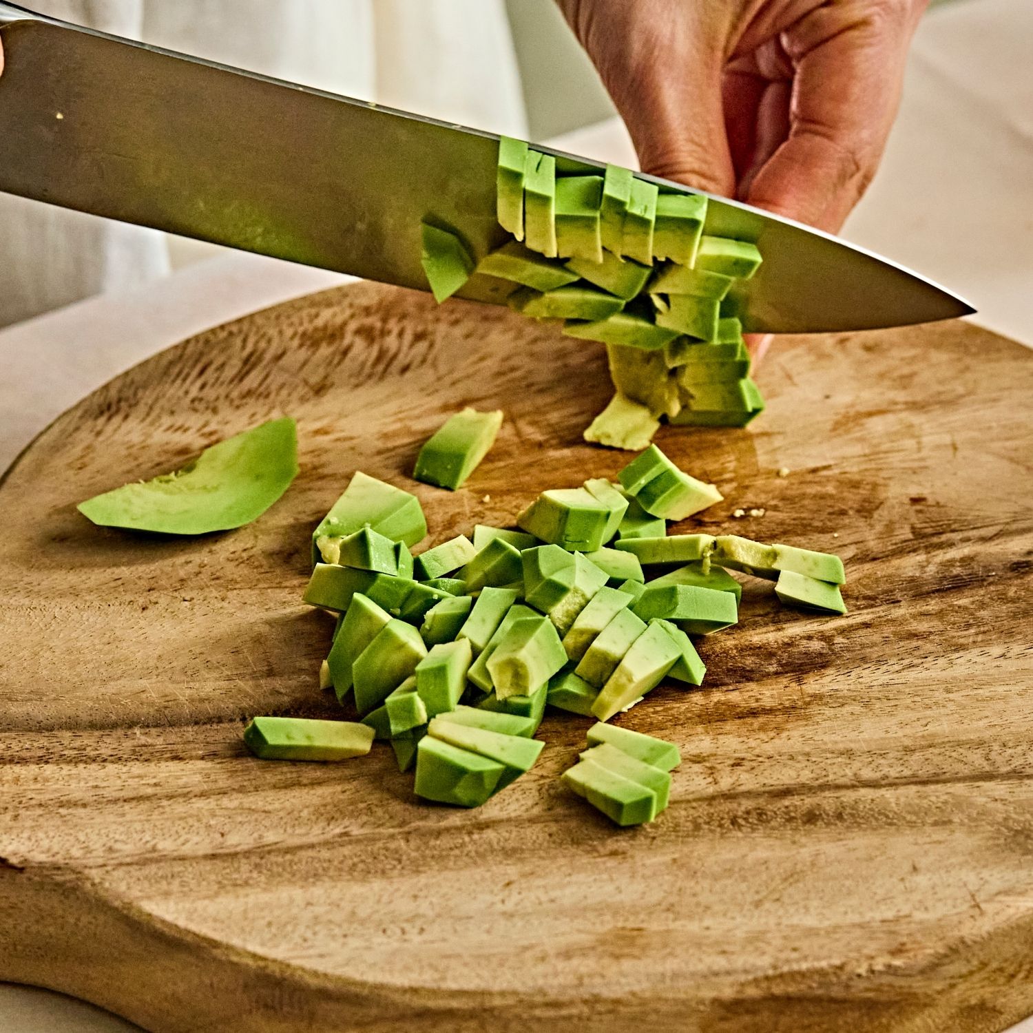 아보카도는 껍질과 씨를 제거해 작은 큐브모양으로 썰고 적양파는 잘게 다져주세요.