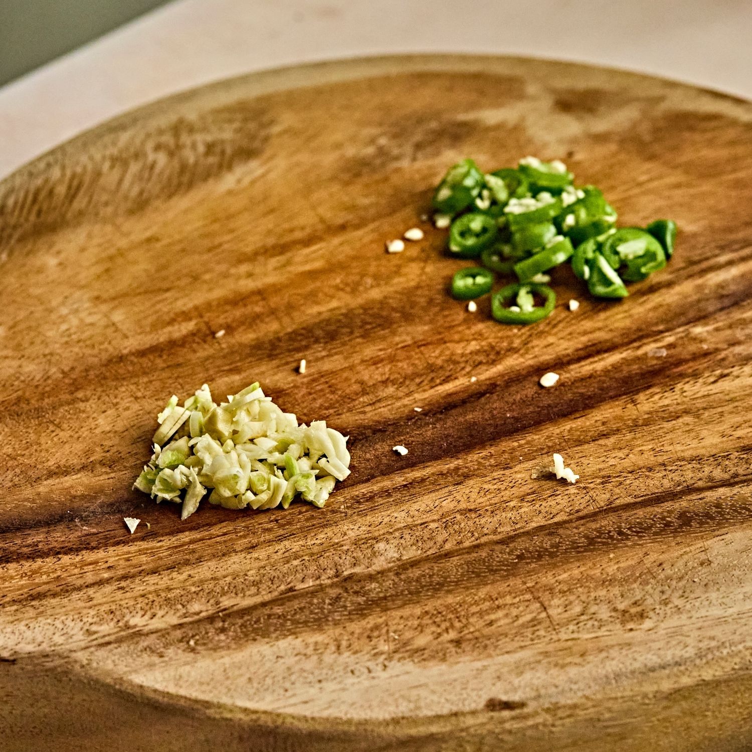 청양고추는 얇게 송송썰고 마늘 1톨 잘게 다져주세요.
(tip. 청양고추 양으로 매운맛 조절해요, 매운맛이 싫다면 생략해 주세요)