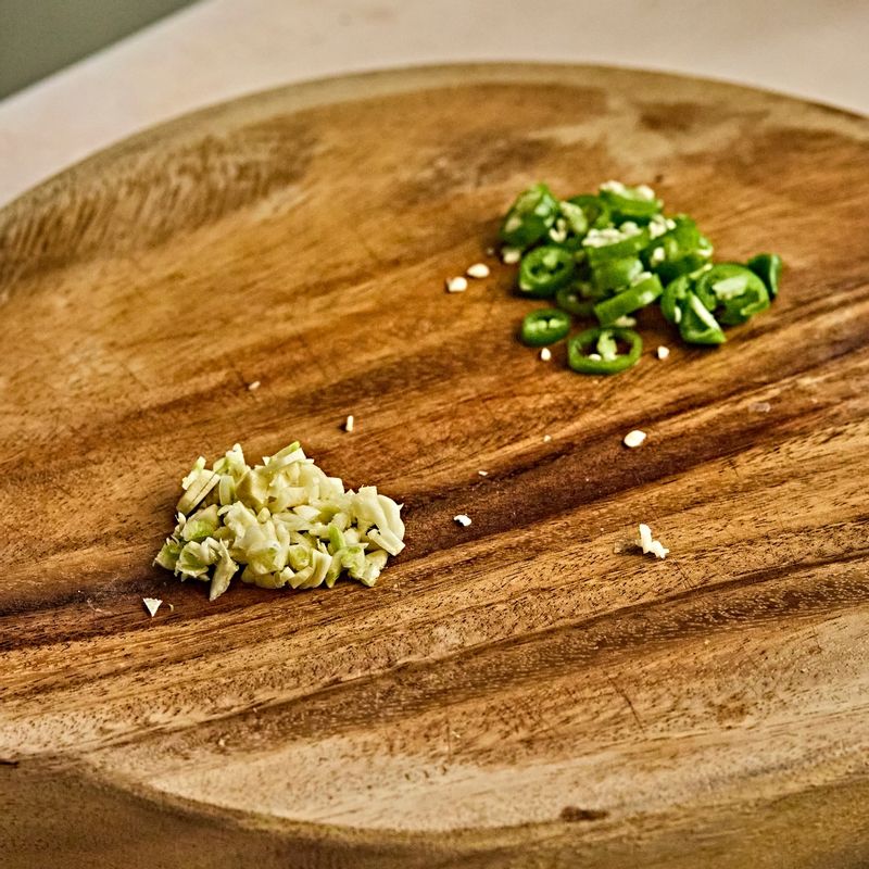 청양고추는 얇게 송송썰고 마늘 1톨 잘게 다져주세요.
(tip. 청양고추 양으로 매운맛 조절해요, 매운맛이 싫다면 생략해 주세요)