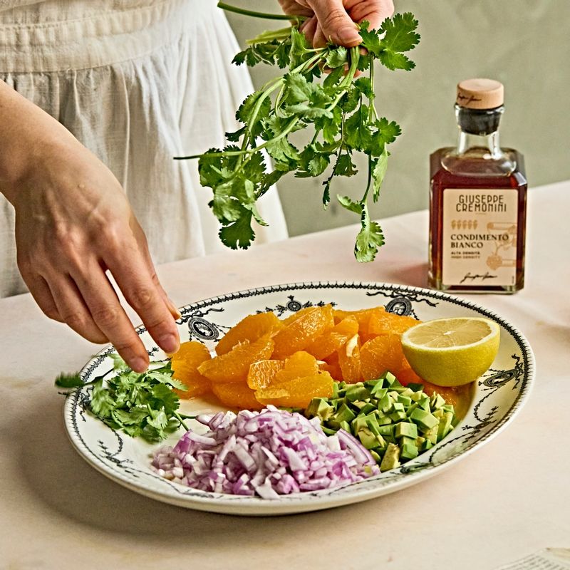 볼에 손질한 오렌지, 양파, 청양고추, 고수를 넣고 드레싱재료를 넣어 섞어주세요. (tip. 고수 향이 부담스럽다면, 파슬리나 애플민트 등 다른 허브를 사용해도 좋아요)