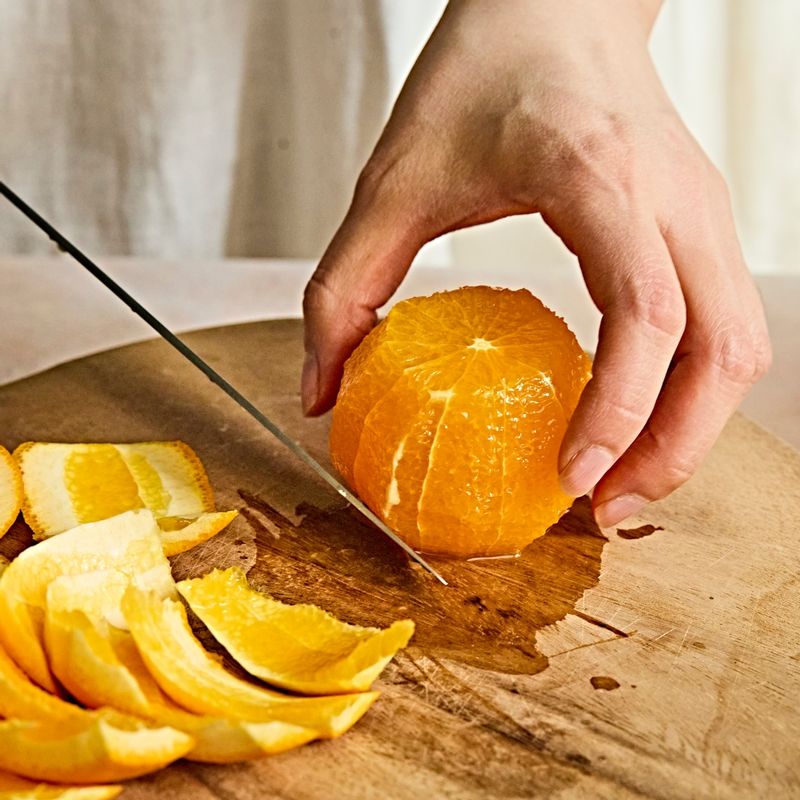 오렌지는 깨끗이 씻어 껍질을 벗긴 후 과육만 발라 주세요.
(tip. 껍질과 흰 속껍질까지 제거해 과육만 사용하면 쓴맛 없이 깔끔해요)