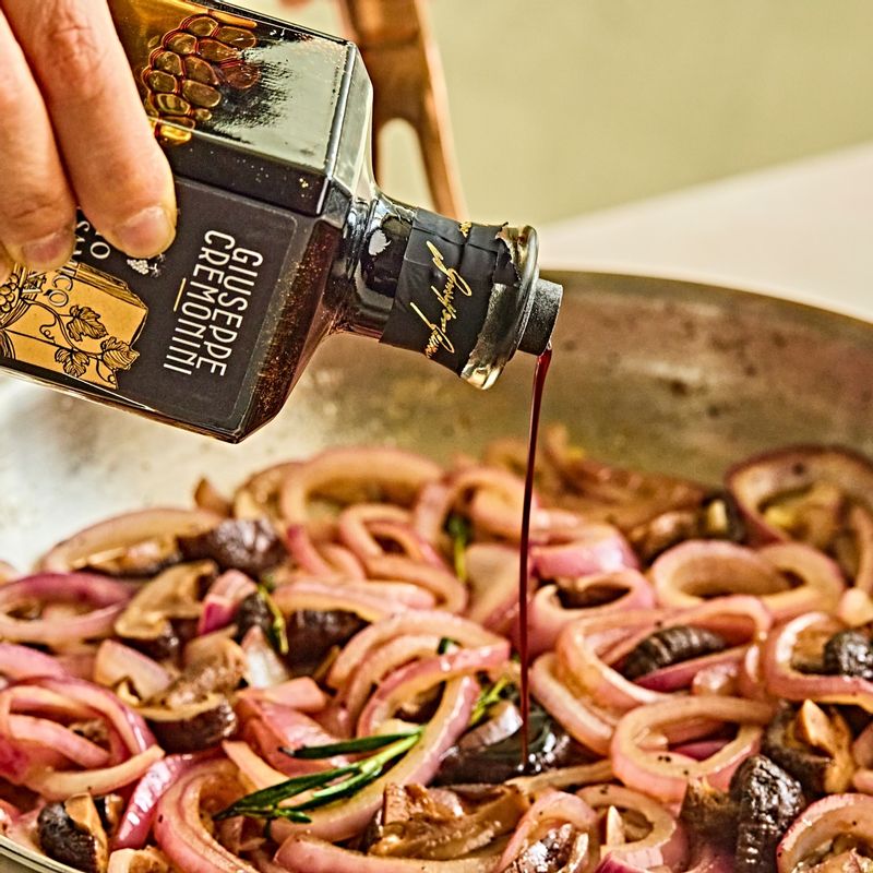 발사믹, 소금, 후추를 넣고 저어가며 5분정도 졸여주세요.
빵은 적당한 크기로 썰어 팬에 올리브오일을 두르고 양면을 노릇하게 구워주세요. 토스터기나 오븐을 사용해도 좋아요.
구운 빵 위에 볶은양파와버섯을 올리고 허브로 장식해 맛있게 즐겨주세요.