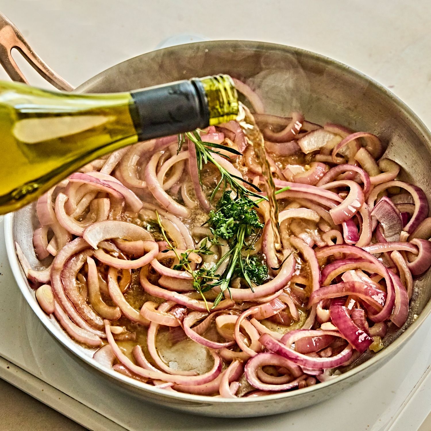 양파가 투명해지면 버섯과 허브, 화이트와인을 넣고 갈색이 나도록 볶아주세요. 중간에 타지 않도록 오일이나 와인을 조금씩 추가해주세요. 