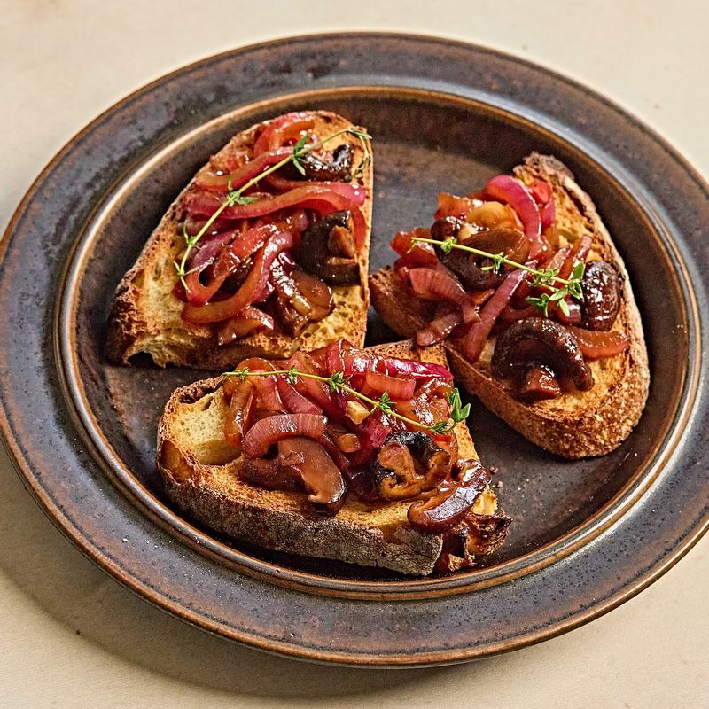 구운 빵 위에 볶은양파와버섯을 올리고 허브로 장식해 맛있게 즐겨주세요.