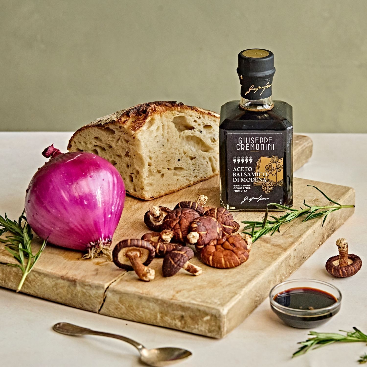 머쉬룸 부르스케타을 위한 재료 이미지로 표고버섯,적양파,빵(사워도우),발사믹,올리브오일 등으로 구성 되어있습니다.