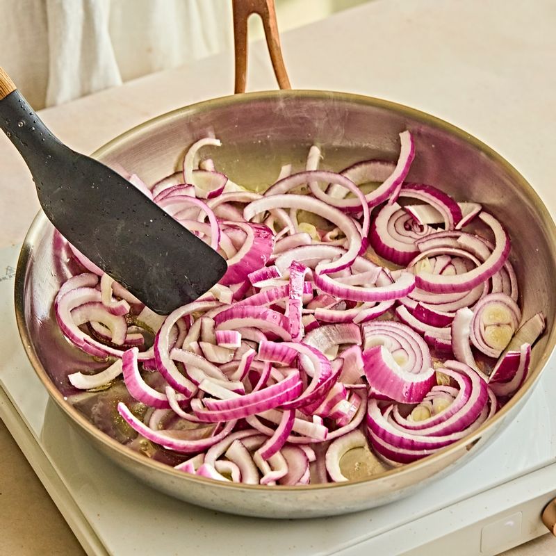 달군 팬에 올리브오일과 양파를 넣어 볶아주세요.