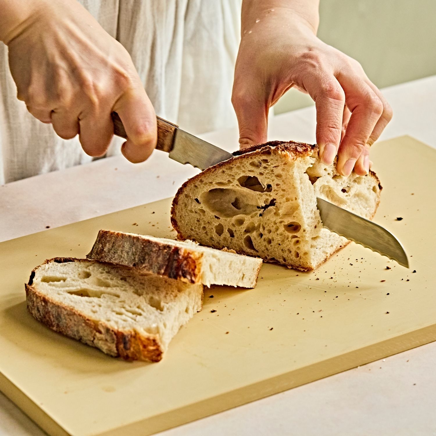 빵은 적당한 크기로 썰어 팬에 올리브오일을 두르고 양면을 노릇하게 구워주세요. 토스터기나 오븐을 사용해도 좋아요.
구운 빵 위에 볶은양파와버섯을 올리고 허브로 장식해 맛있게 즐겨주세요. 
