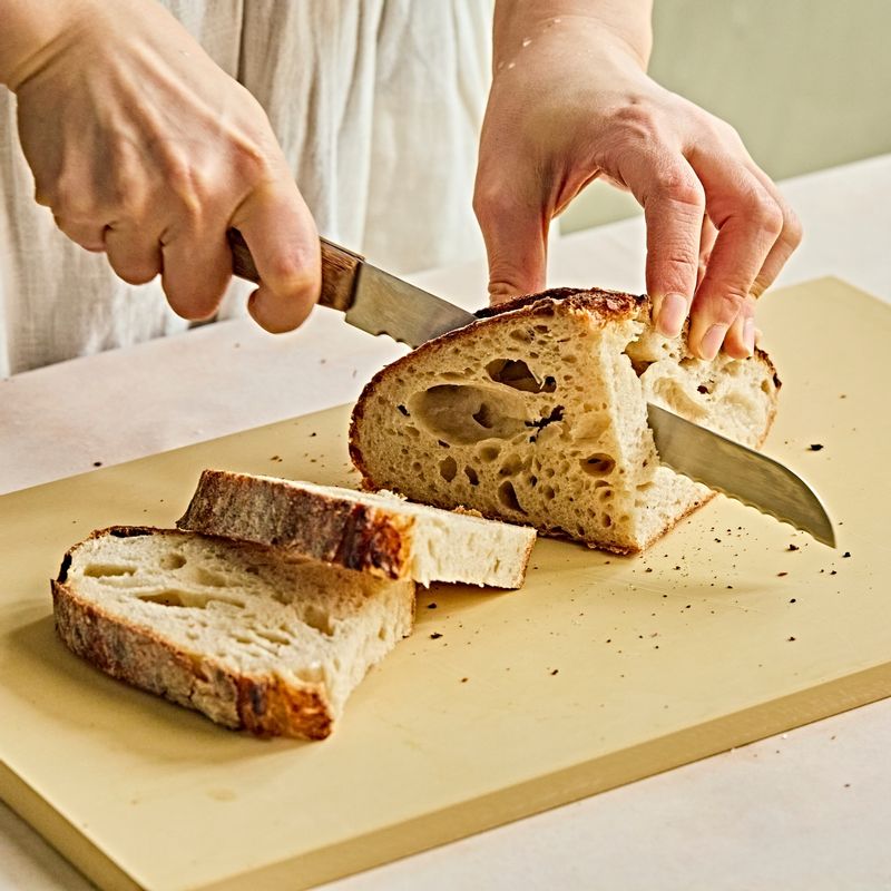 빵은 적당한 크기로 썰어 팬에 올리브오일을 두르고 양면을 노릇하게 구워주세요. 토스터기나 오븐을 사용해도 좋아요.
구운 빵 위에 볶은양파와버섯을 올리고 허브로 장식해 맛있게 즐겨주세요.