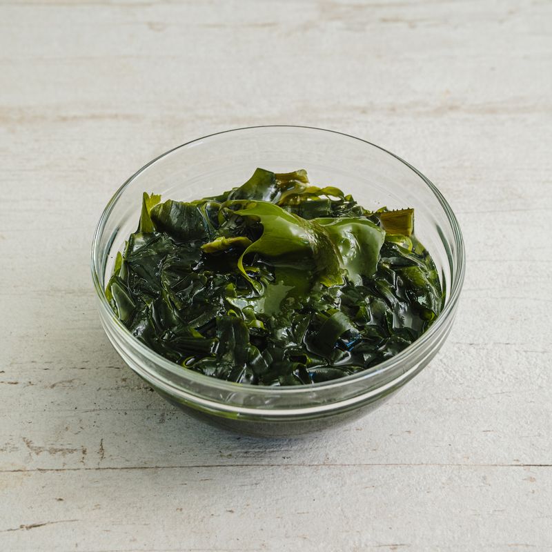 미역은 찬물에 충분히 불린 뒤 여러 번 헹궈 깨끗이 씻고 물기를 제거해 주세요.