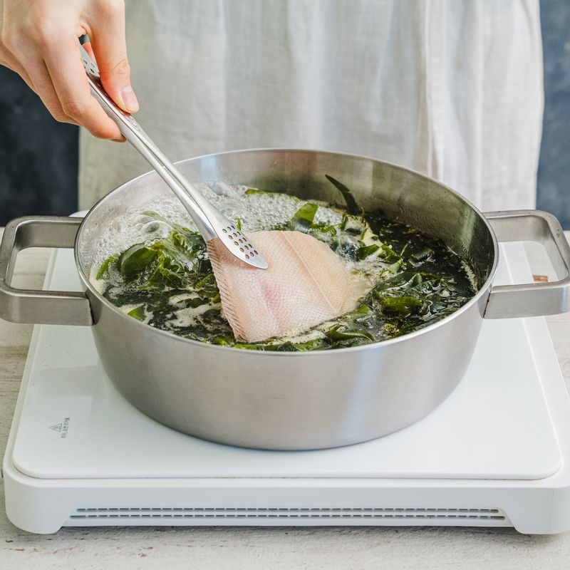 국물이 끓기 시작하면 손질한 가자미를 넣고 중불에서 은근히 끓여주세요.