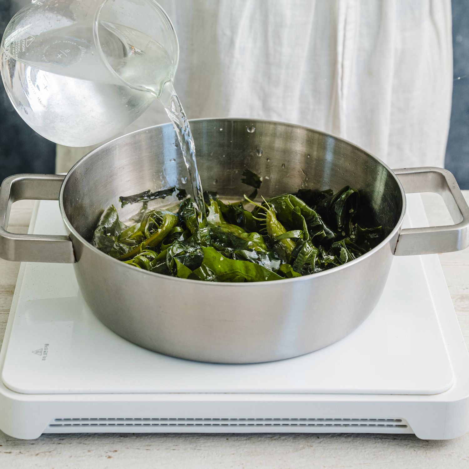 미역이 부드러워지면 물을 붓고 끓여주세요.
