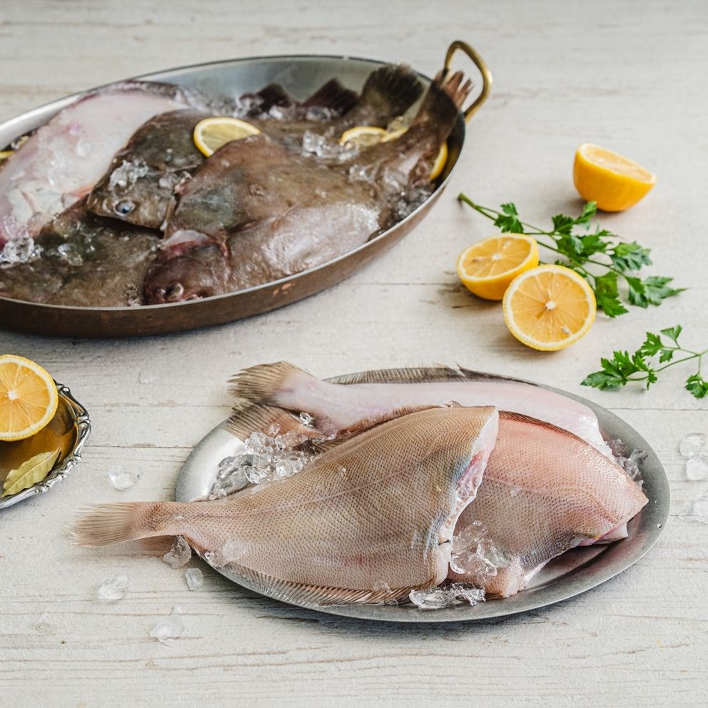 가자미 미역국을 위한 재료 이미지로 손질 가자미,마른 미역,다진 마늘,참기름,간장(국간장) 등으로 구성 되어있습니다.