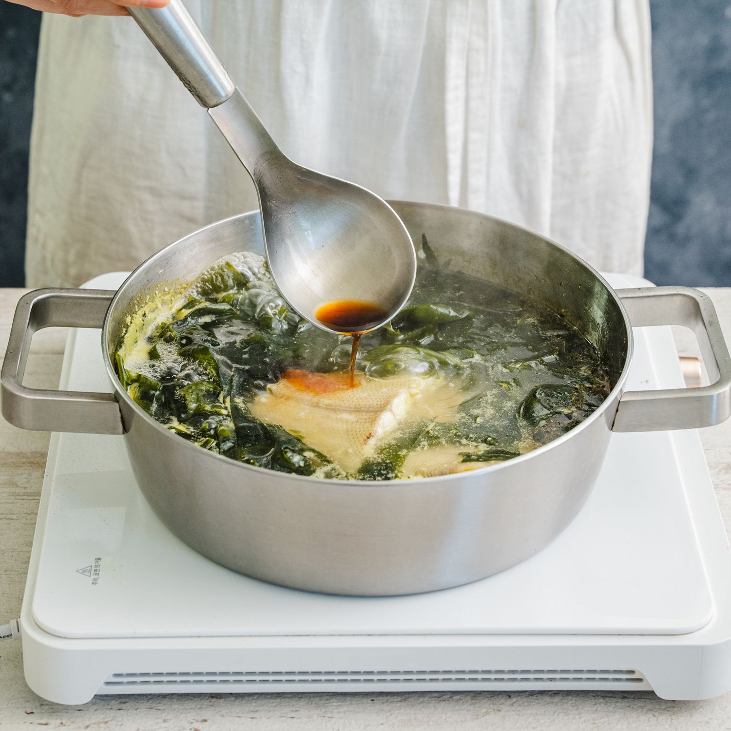 가자미가 익으면 국간장으로 간을 맞추고 약불에서 한소끔 더 끓여주세요.