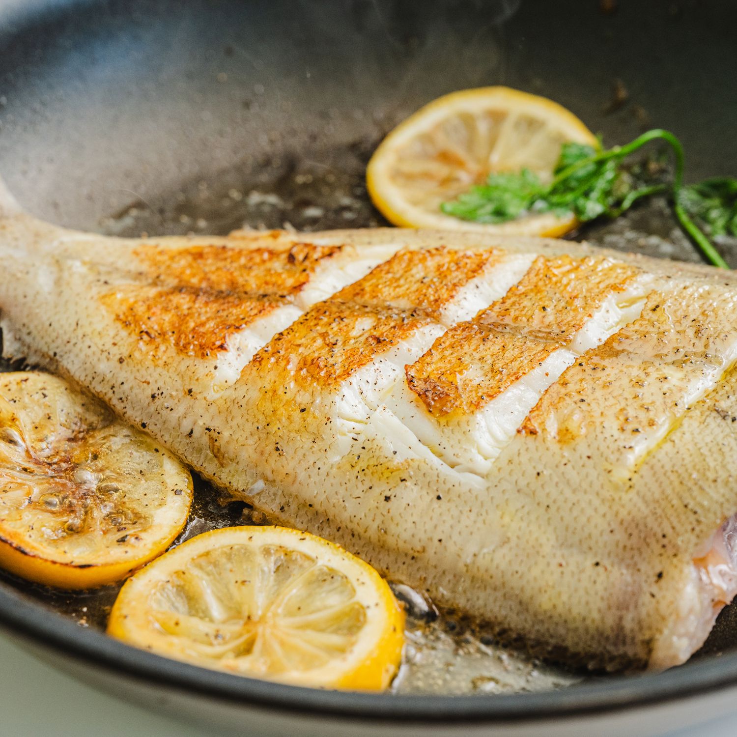 기호에 따라 굽는 중간에 소금을 살짝 뿌려 간을 해주세요. 접시에 담아 기호에 따라 와사비간장을 찍어 맛있게 즐겨주세요. 
