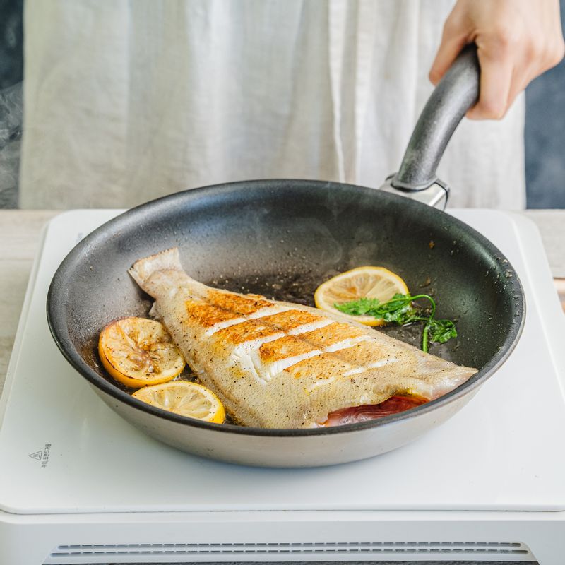 앞뒤로 노릇하게 구워주세요. 살이 부서지지 않도록 조심스럽게 뒤집어 주세요.