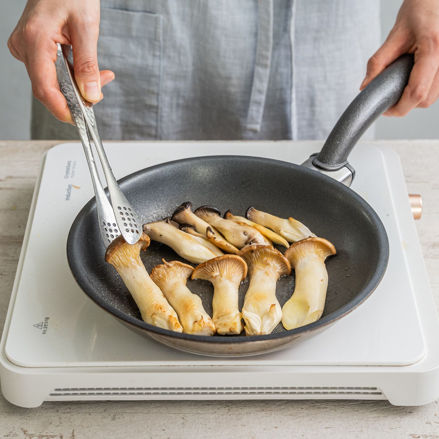 버섯에서 수분이 나오며 줄어들면 한 번씩 뒤집어가며 노릇하게 구워주세요.