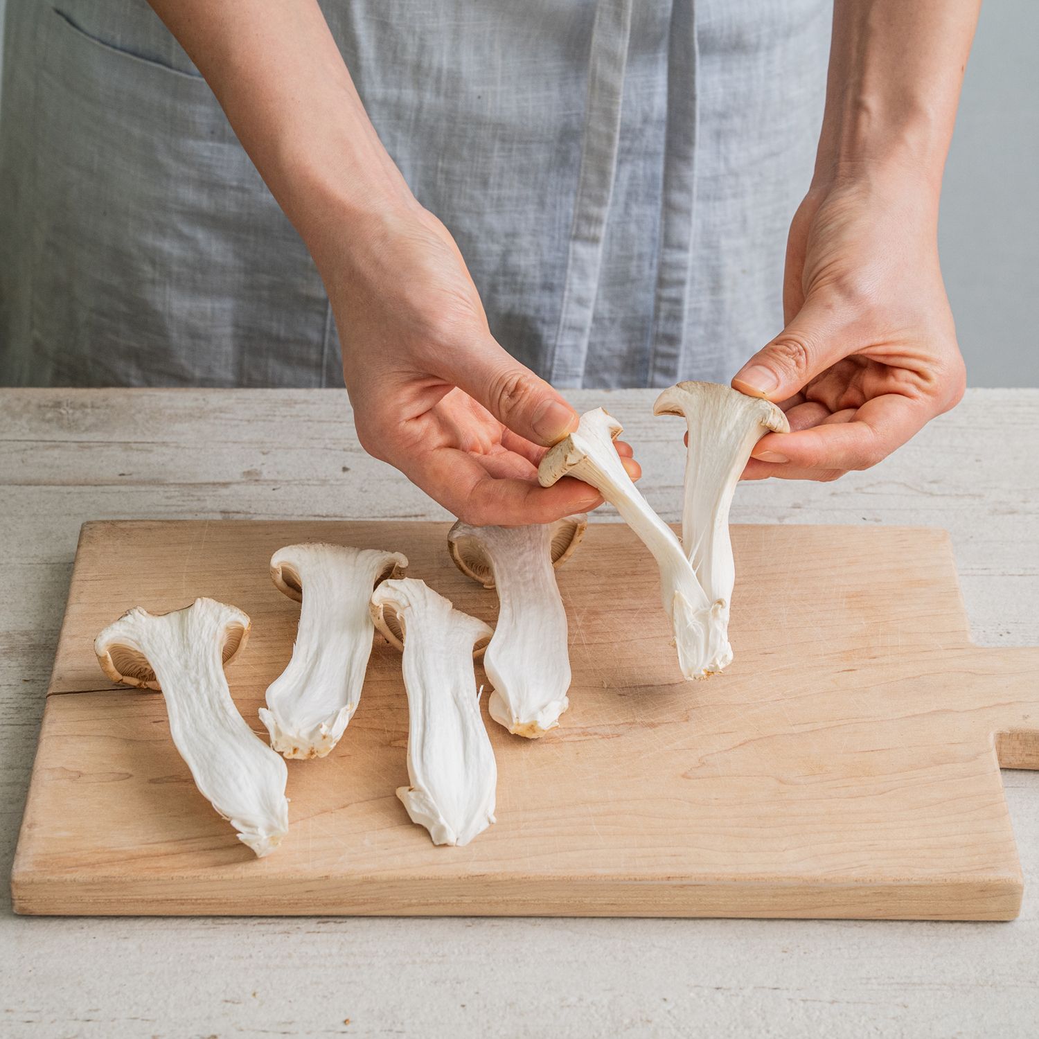 아위 버섯은 밑동만 정리한 뒤 손으로 큼직하게 찢어 준비해 주세요.