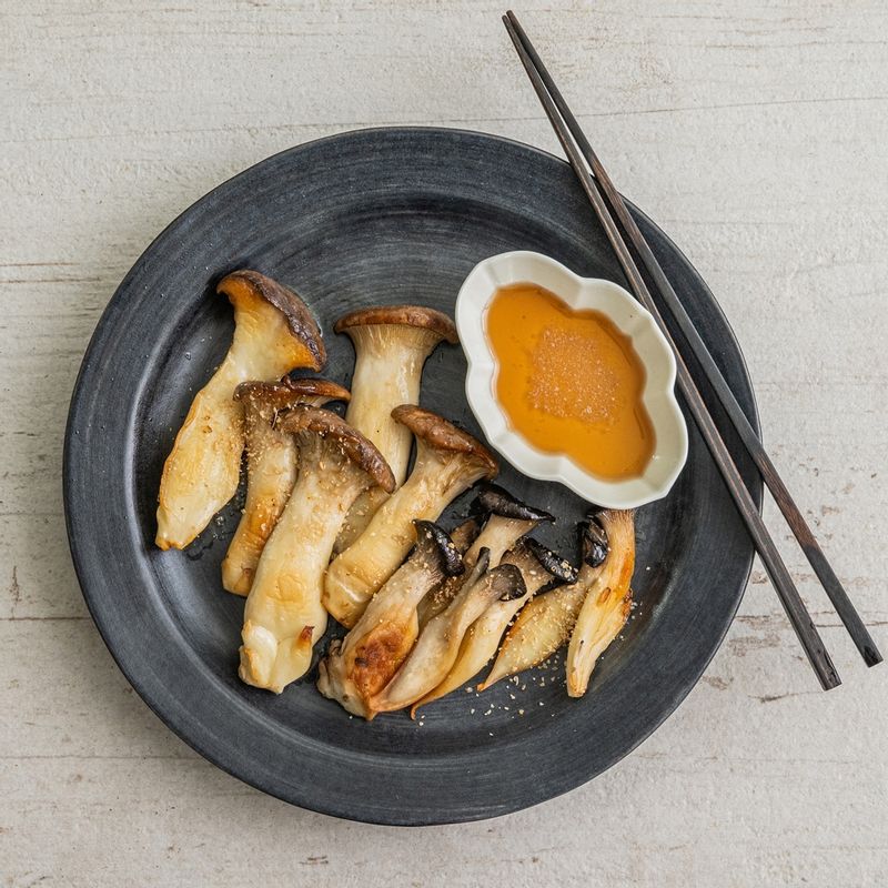 겉면에 색이 나고 속이 부드러워지면 불을 끄고 접시에 담아 완성해주세요. 기름장을 곁들여 맛있게 즐겨주세요.