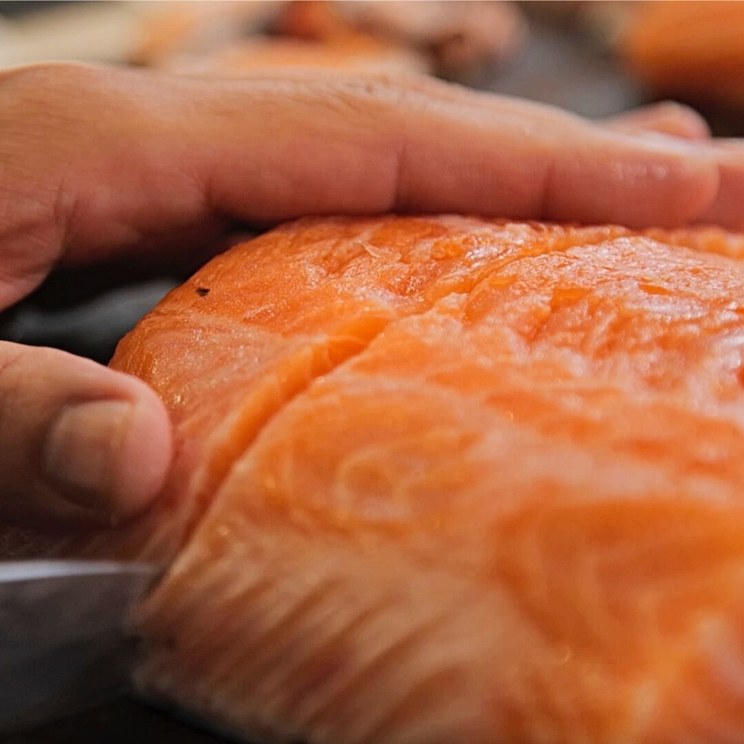 연어는 손가락 두 마디 두께로 자르고, 껍질 쪽에 살짝 칼집을 넣어주세요. (tip. 껍질 쪽에서 칼을 넣어야 연어 살이 깨지지 않고 예쁘게 잘려요)