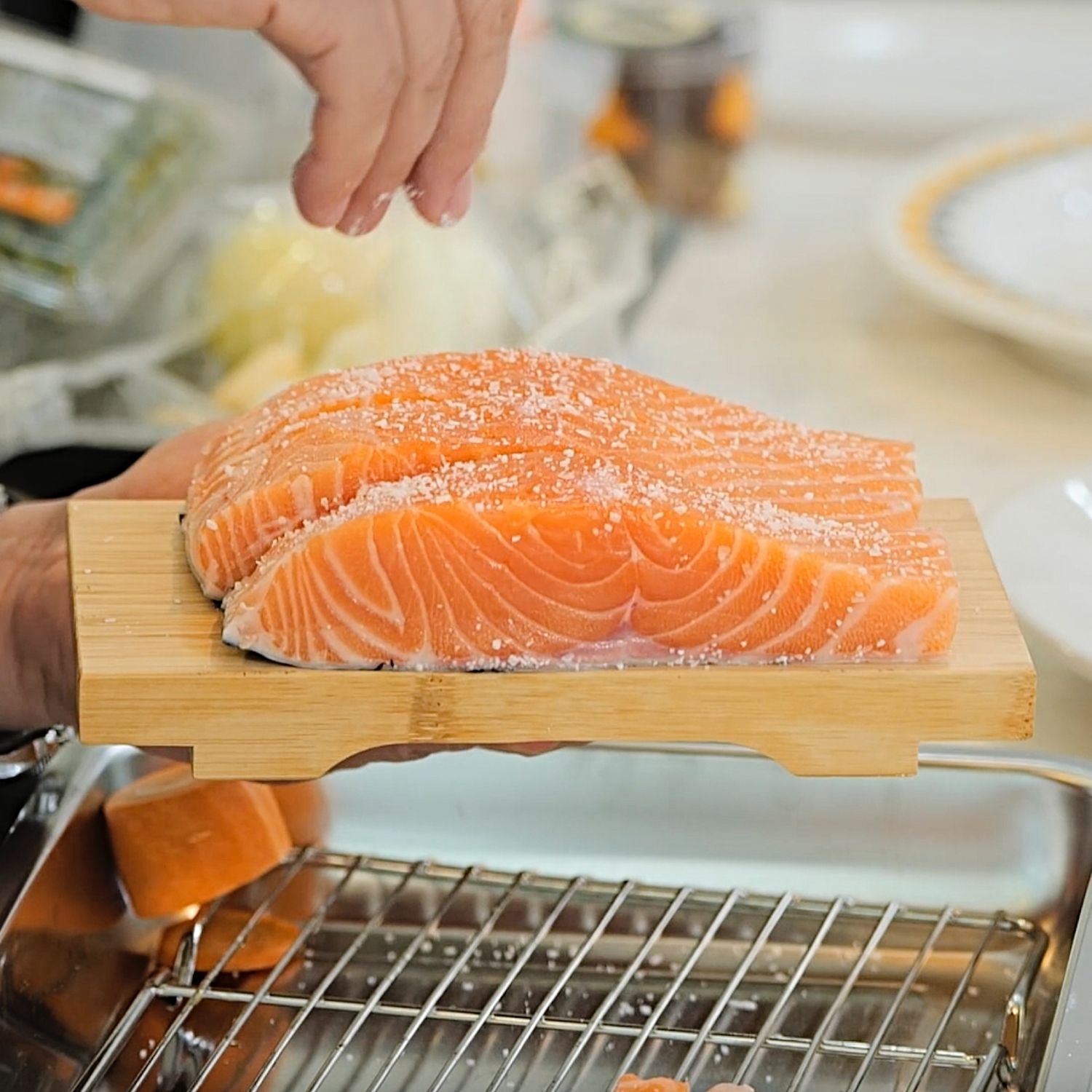 연어에 소금을 넉넉하게 뿌려 밑간을 해주세요. (tip. 굵은 소금은 구울 때 다 떨어지므로 입자가 고운 소금을 사용하는 게 좋아요)