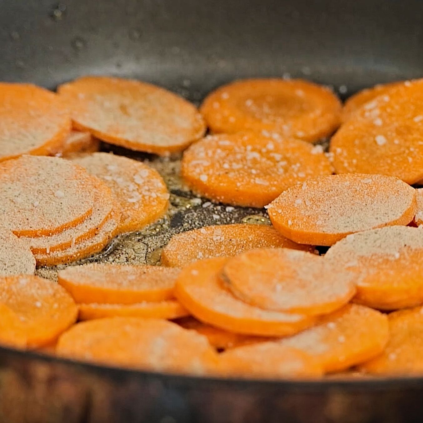 5. 냄비에 썬 당근, 오렌지 주스, 다진 마늘, 소금, 후추, 얇게 썬 파슬리 줄기, 버터, 남은 타임을 넣고 졸여 가니쉬를 완성해 주세요. (tip. 세척 당근보다 흙당근을 써야 단맛과 향이 훨씬 진해요)