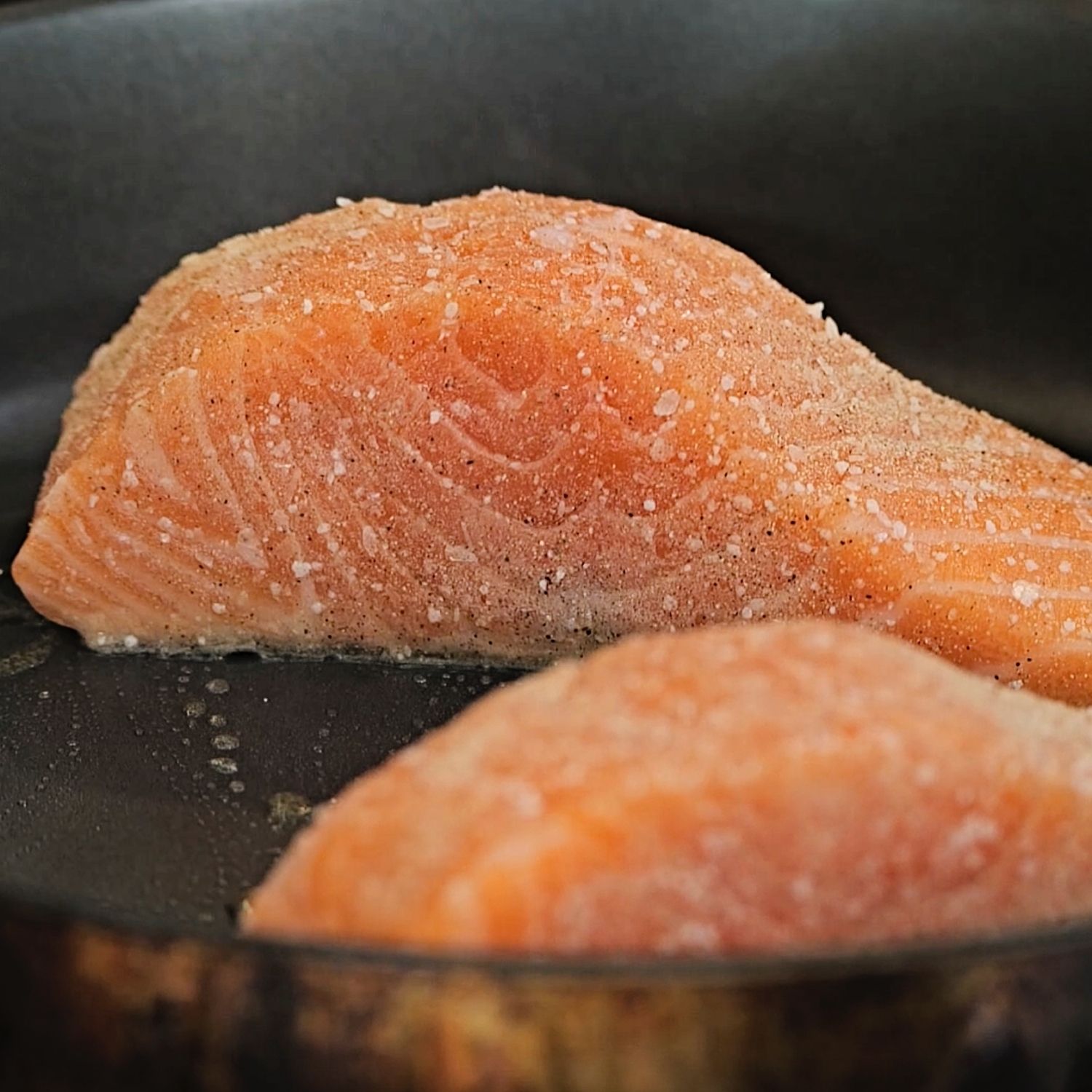 팬에 기름을 두르고 연어 껍질 쪽부터 올려 약불에서 천천히 구워주세요. (tip. 연어 자체의 기름을 녹여내며 구워야 껍질이 과자처럼 바삭해져요)