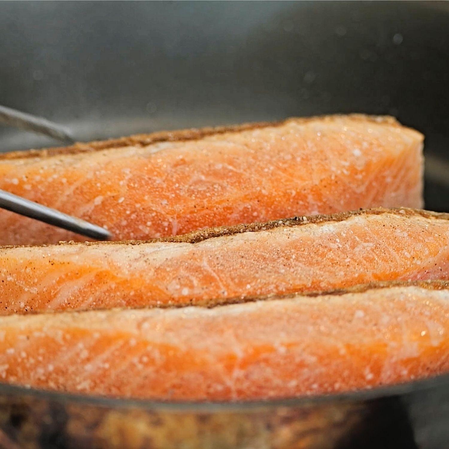 연어 옆면을 봤을 때 1/3 정도 익어 올라오면 옆으로 눕혀 10초간 색을 내고, 타임을 뿌려 향을 입혀주세요. (tip. 안쪽은 핑크빛이 도는 미디엄 레어 상태일 때 가장 촉촉하고 맛있어요) 