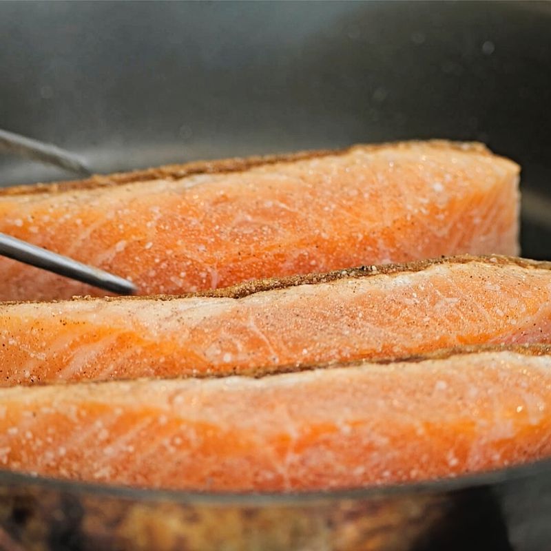 연어 옆면을 봤을 때 1/3 정도 익어 올라오면 옆으로 눕혀 10초간 색을 내고, 타임을 뿌려 향을 입혀주세요. (tip. 안쪽은 핑크빛이 도는 미디엄 레어 상태일 때 가장 촉촉하고 맛있어요)