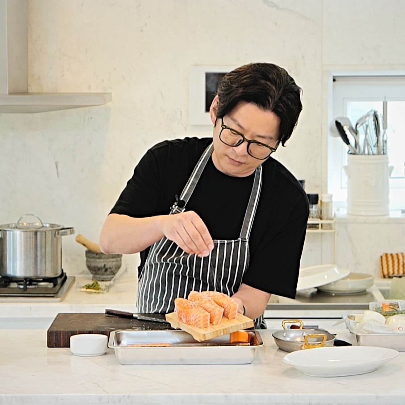 연어 스테이크을 위한 재료 이미지로 연어 (껍질 있고 비늘 없는 것),소금,후춧가루,올리브 오일,타임 (생략가능) 등으로 구성 되어있습니다.