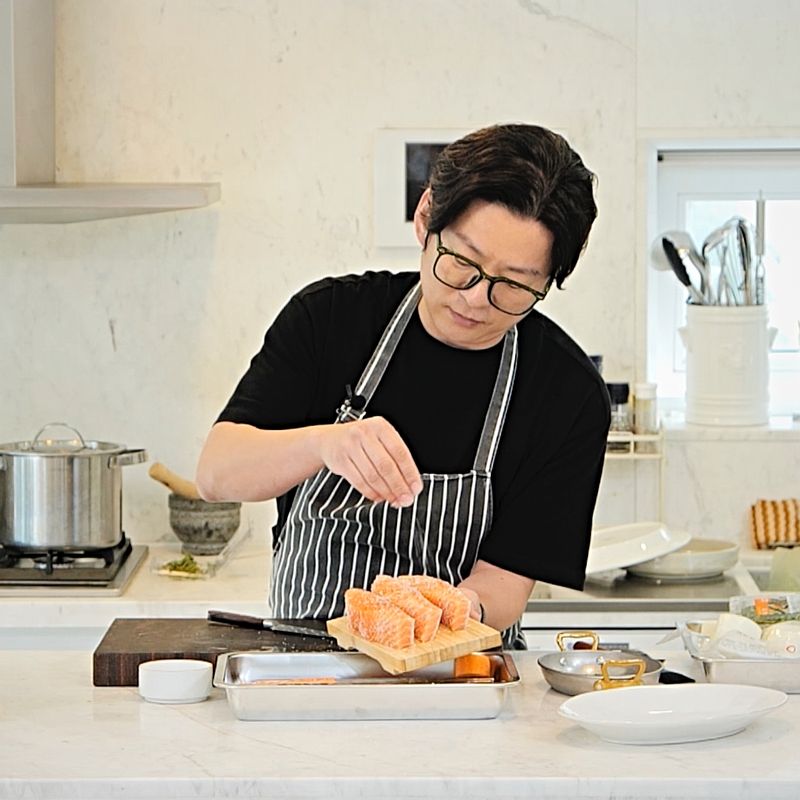 연어 스테이크을 위한 재료 이미지로 연어 (껍질 있고 비늘 없는 것),소금,후춧가루,올리브 오일,타임 (생략가능) 등으로 구성 되어있습니다.