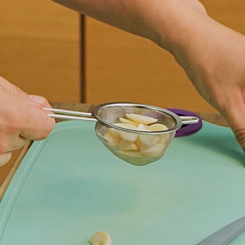 끓는 물에 손질한 마늘을 넣고 투명해질 때까지 살짝 데쳐 매운맛을 빼주세요. (tip. 마늘이 완전히 익기 전, 살짝 투명해질 정도까지만 데치면 향은 살고 자극은 줄어들어요)