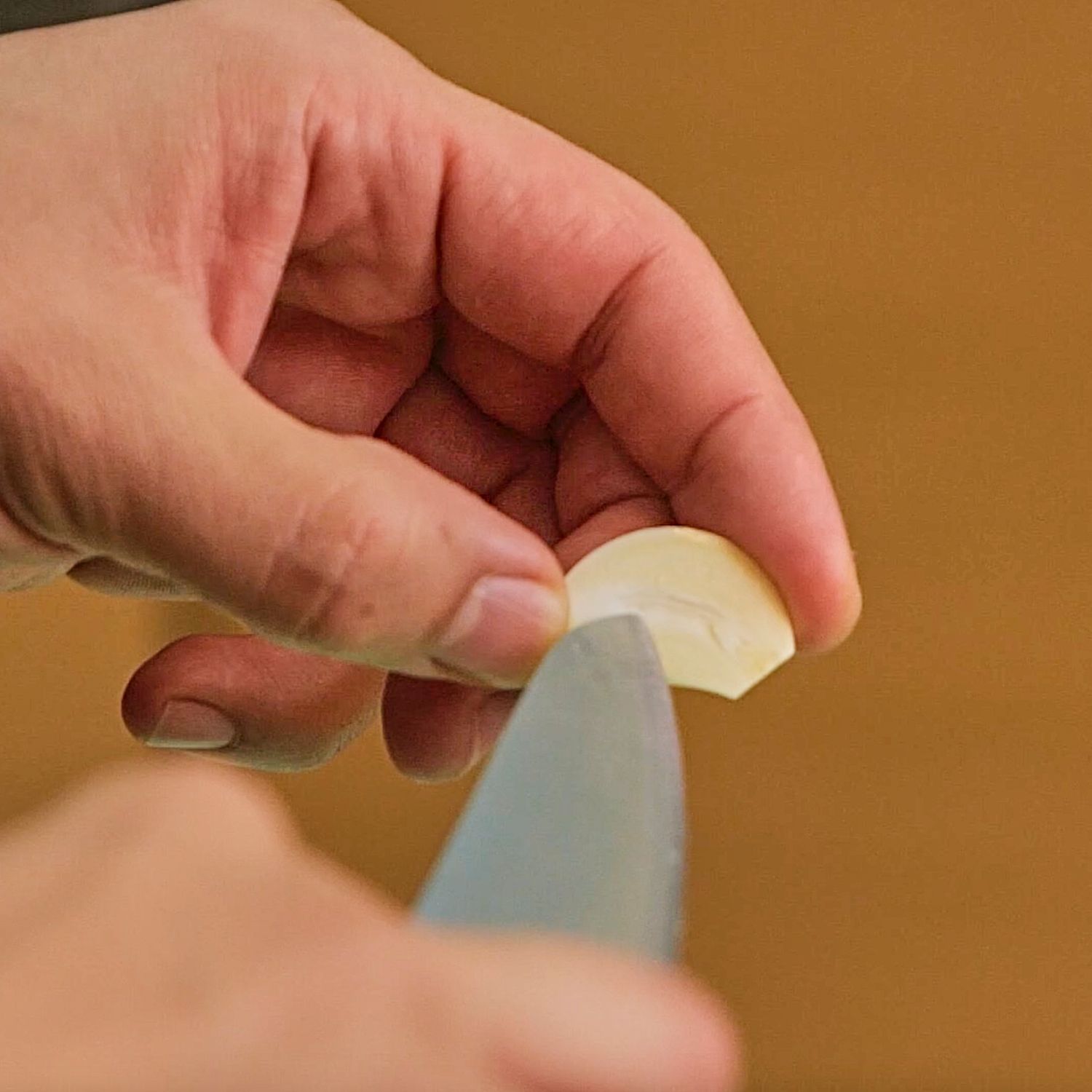 마늘은 반으로 잘라 가운데 초록색 심지를 제거한 후 얇게 편 썰어주세요. 파슬리 잎도 잘게 다져 준비해 주세요. 페퍼론치노도 잘게 다져주세요. (tip. 마늘 심지를 제거하면 쓴맛이 줄고 단맛이 더 살아나요)