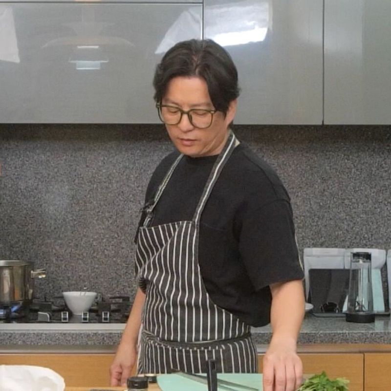 알리오올리오 (마늘소스버전)을 위한 재료 이미지로 파스타면,마늘,페퍼론치노,엑스트라버진 올리브오일,파슬리 등으로 구성 되어있습니다.