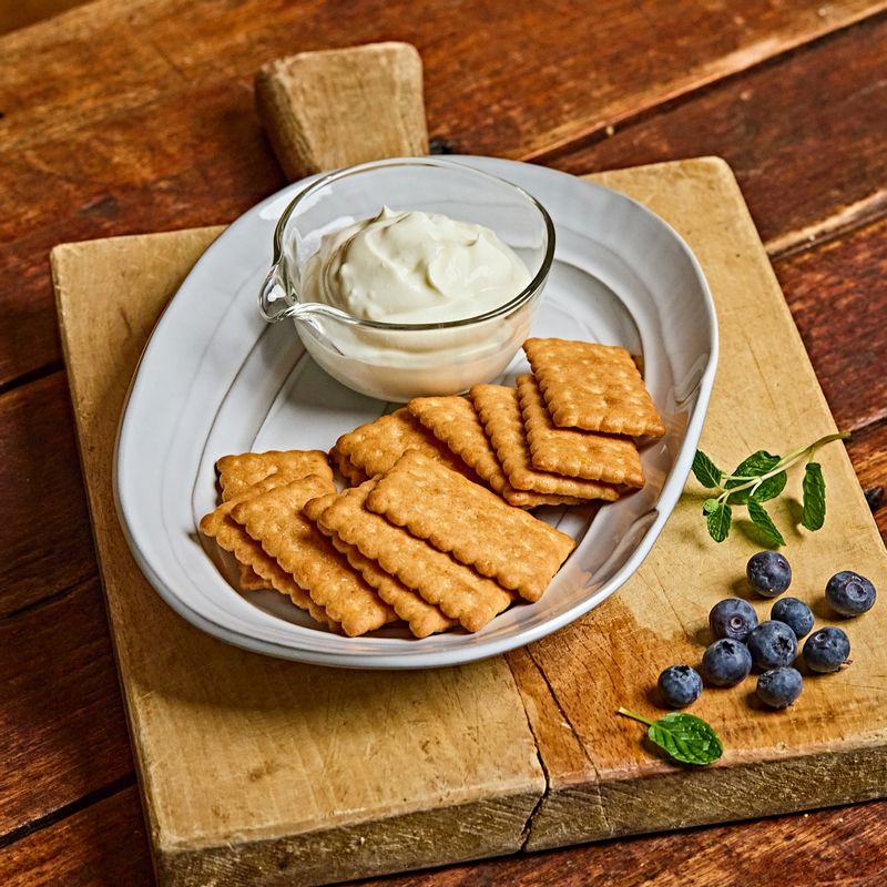 요거트 치즈케이크을 위한 재료 이미지로 그릭요거트,빠다코코넛 (또는 에이스비스킷) 등으로 구성 되어있습니다.