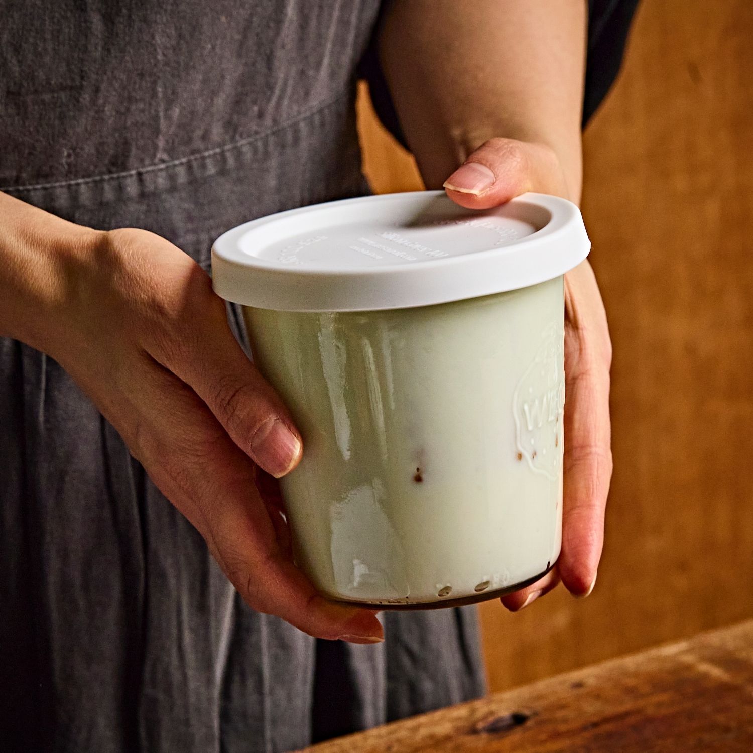 뚜껑을 덮어 냉장고에서 6시간동안 굳혀주세요. 