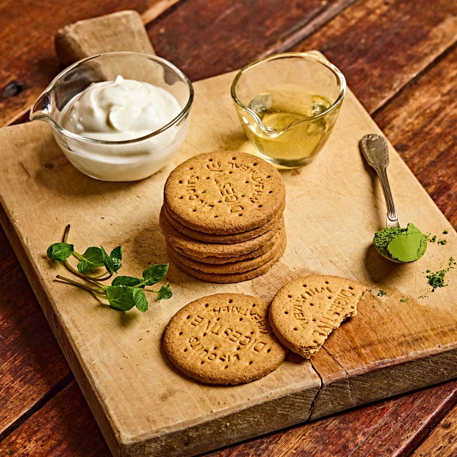 말차 요거트 치즈케이크을 위한 재료 이미지로 요거트,통밀 비스킷,말차가루,꿀 등으로 구성 되어있습니다.