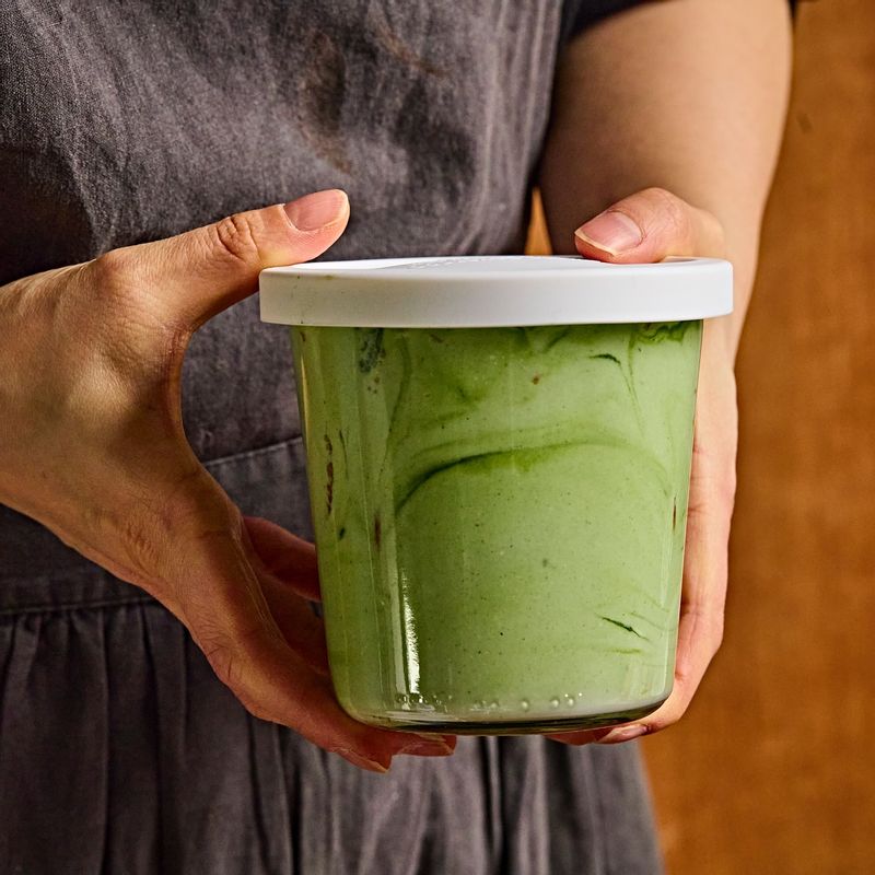 뚜껑을 덮어 냉장고에서 6시간동안 굳혀주세요.