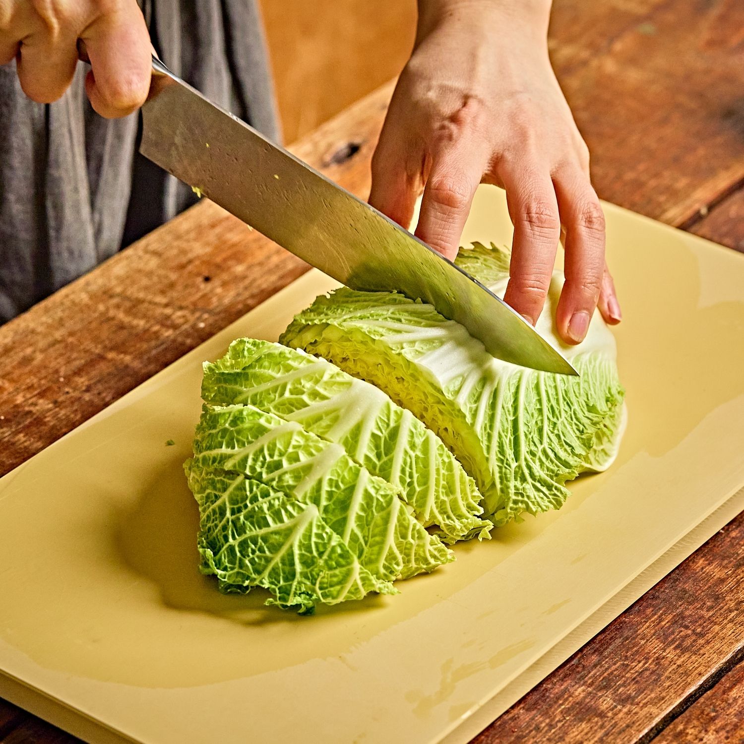 배추는 반으로 갈라 2센치 두께로 썰어주세요. 만다리버섯은 밑동을 제거하고 표고버섯은 모양대로 채썰어주세요.