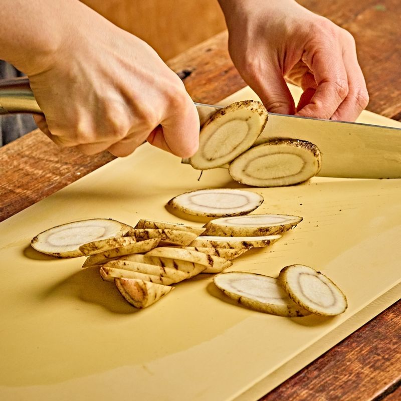 우엉은 껍질채 씻어 어슷 썰고 대파도 어슷 썰어주세요. 당근은 반으로 잘라 얇게 썰어주세요. 대패삼겹살은 먹기 좋게 4~5등분 해주세요.