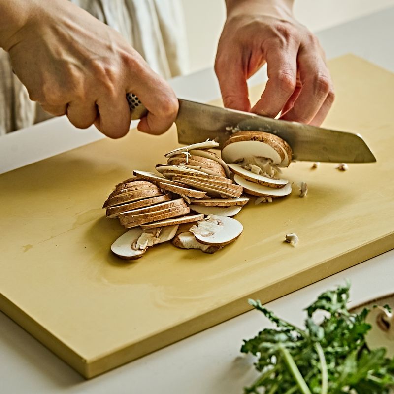 양송이는 얇게 썰어주세요. 토핑용으로 2개 분량은 빼주세요.