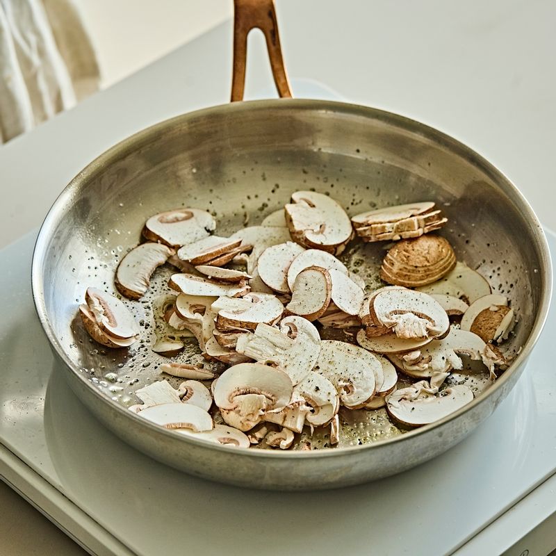 팬에 오일을 두르고 양송이와 소금, 후추를 넣고 볶아주세요.