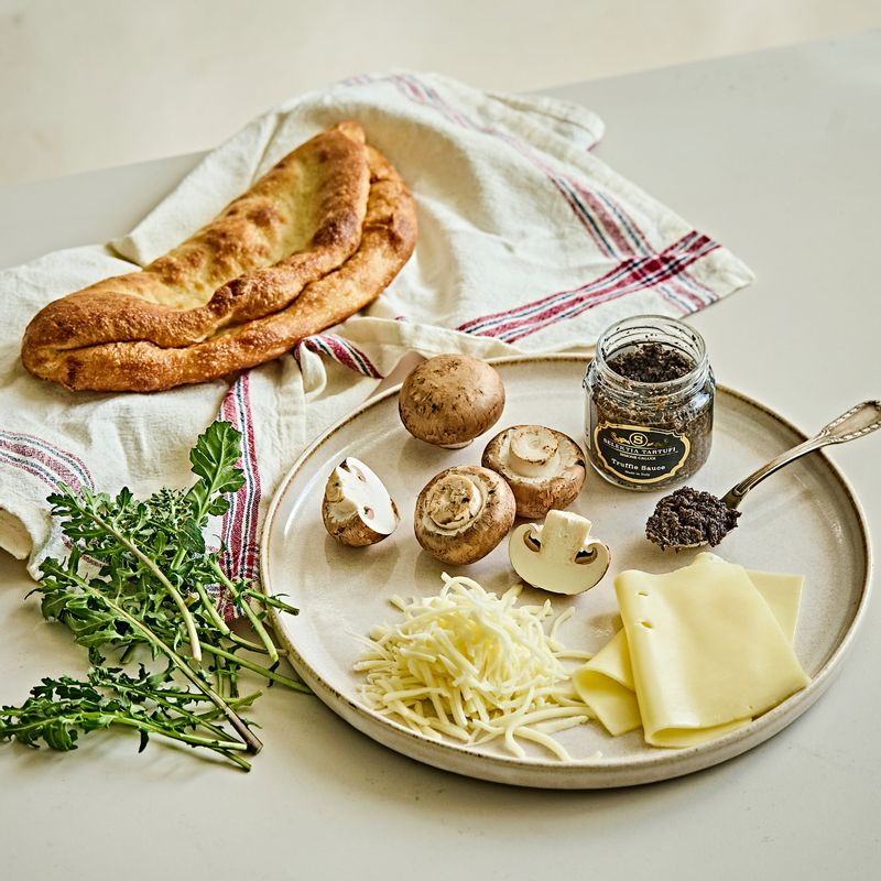 트러플 피자 을 위한 재료 이미지로 핀사로마나,양송이,트러플소스,고다치즈,모짜렐라 슈레드 등으로 구성 되어있습니다.