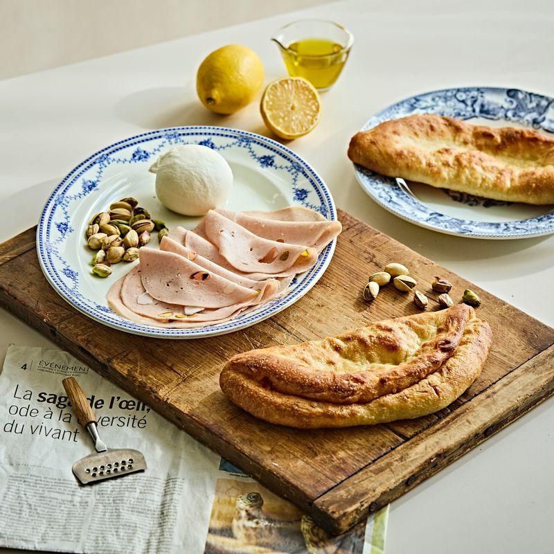 모르타델라 샌드위치을 위한 재료 이미지로 핀사로마나,모르타델라,부라타 치즈,바질페스토,레몬 등으로 구성 되어있습니다.