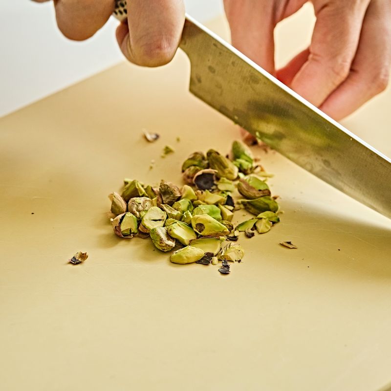 피스타치오는 굵게 다져주세요.