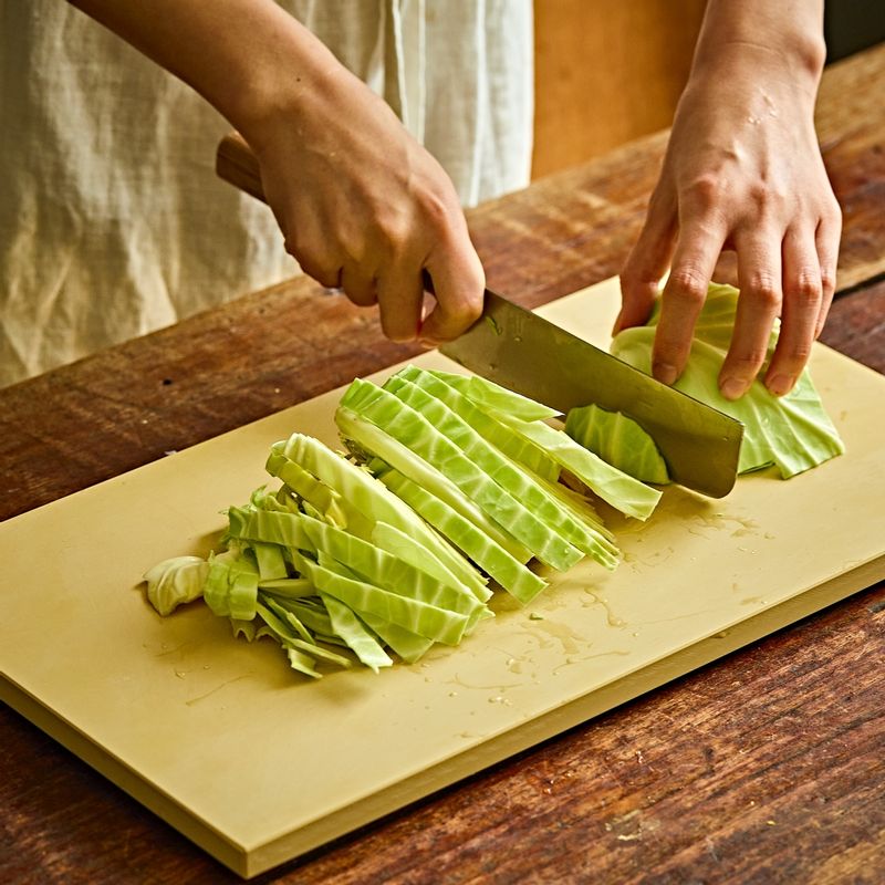 양배추는 약간 도톰하게 채 썰어주세요. 내열 용기에 담고 랩을 씌워 전자레인지에 넣고 3~4분간 가열해주세요.